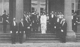 Bild: albanische Delegation vor dem Schlo&szlig;